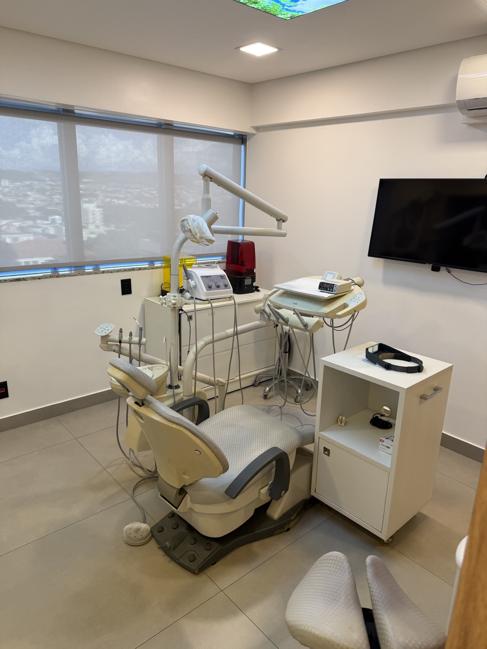 Cadeira e equipamentos do consultório